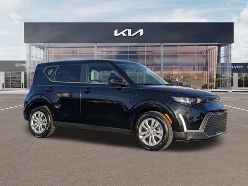 Certified 2023 Kia Soul LX image 2
