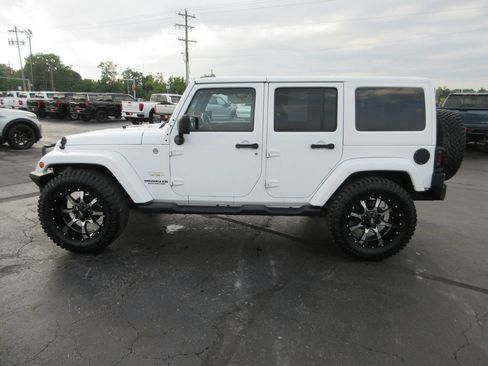 Used 2014 Jeep Wrangler Unlimited Sahara w/ Connectivity Group AWD/4WD image 8