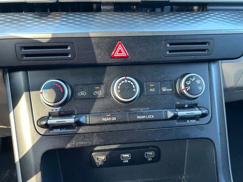 Used 2022 Kia Carnival LX FWD image 28