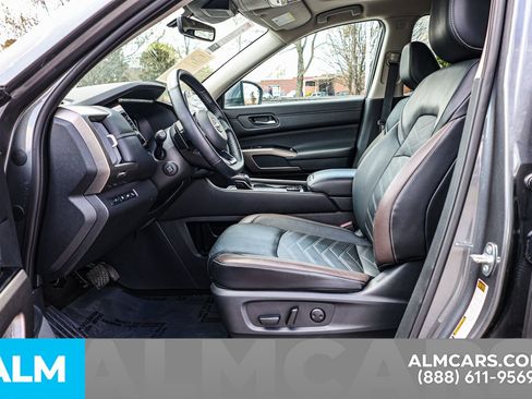 Used 2024 Nissan Pathfinder Platinum w/ Cargo Package image 17