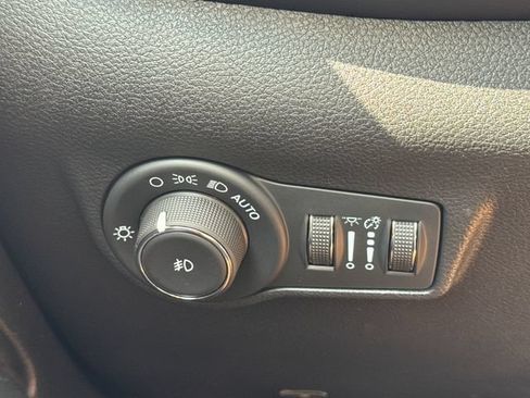 Used 2025 Jeep Compass Latitude w/ Convenience Group AWD/4WD image 28