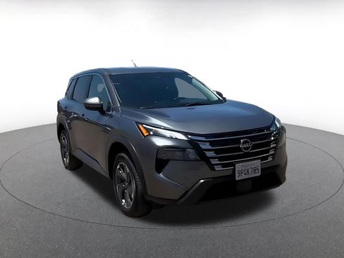 Used 2025 Nissan Rogue SV FWD image 3