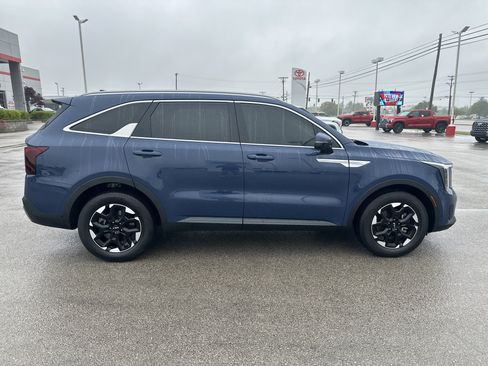 Used 2025 Kia Sorento S FWD image 4