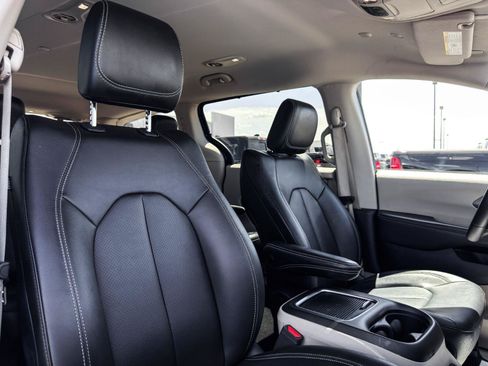 Used 2024 Chrysler Pacifica Touring-L FWD image 14