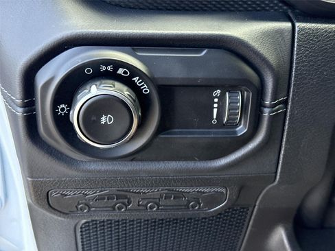 Used 2025 Jeep Wrangler Unlimited Rubicon AWD/4WD image 16