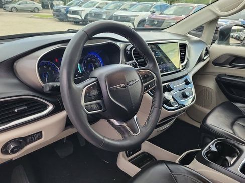 Used 2023 Chrysler Pacifica Touring-L FWD image 22