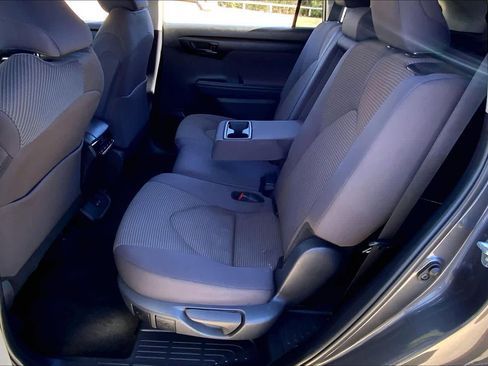 Used 2024 Toyota Highlander LE image 21