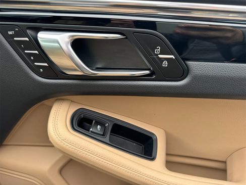 Used 2025 Porsche Macan image 20