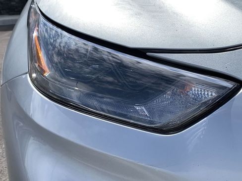 Used 2024 Toyota Highlander XLE AWD/4WD image 9