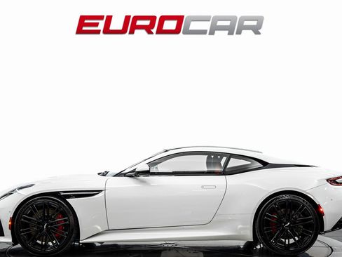 Used 2024 Aston Martin DB12 Coupe image 2