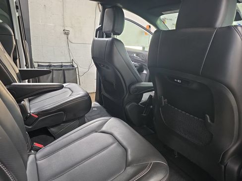 Used 2025 Chrysler Pacifica Select FWD image 11