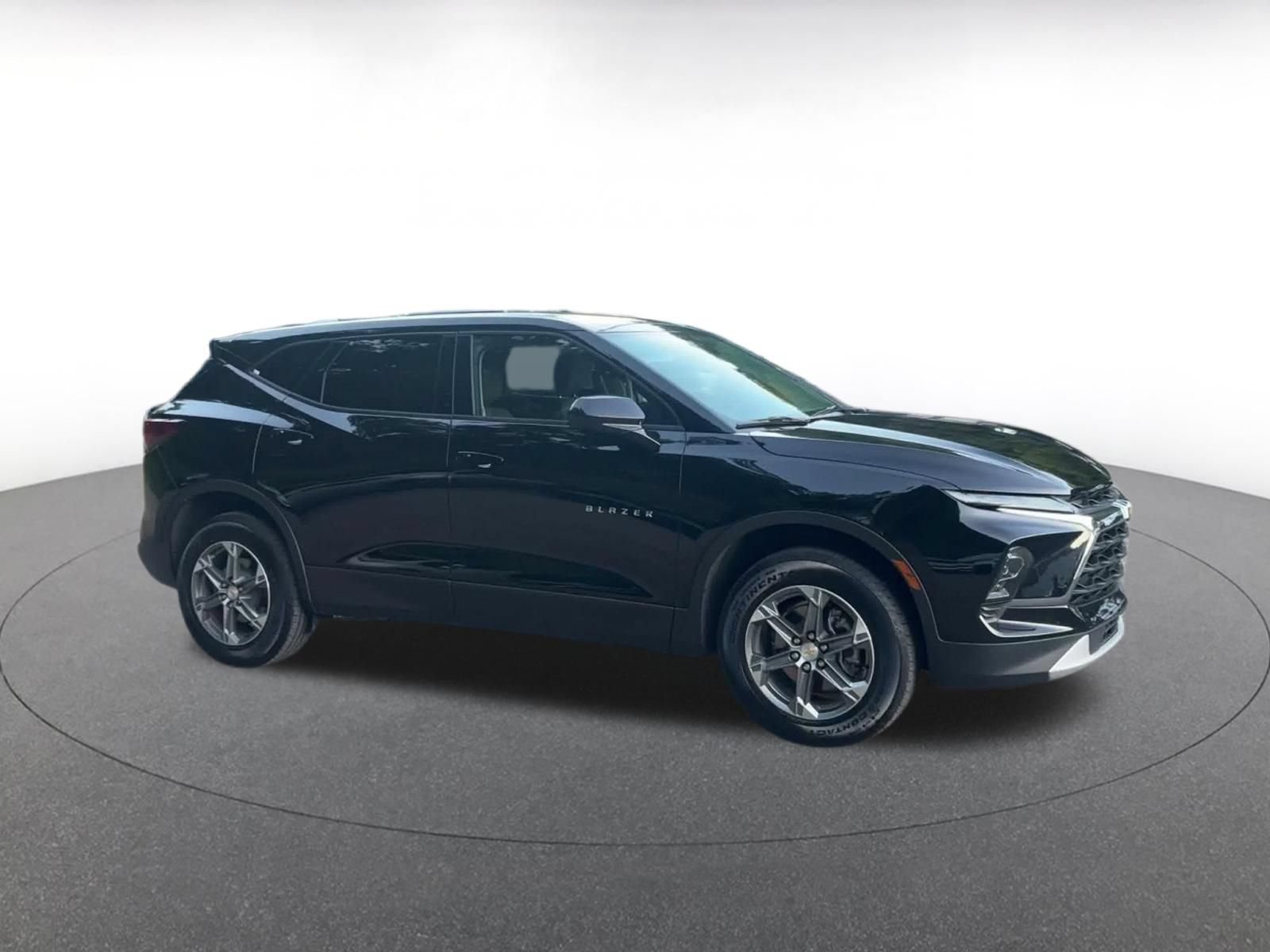 Used 2026 Chevrolet Blazer LT FWD image 2
