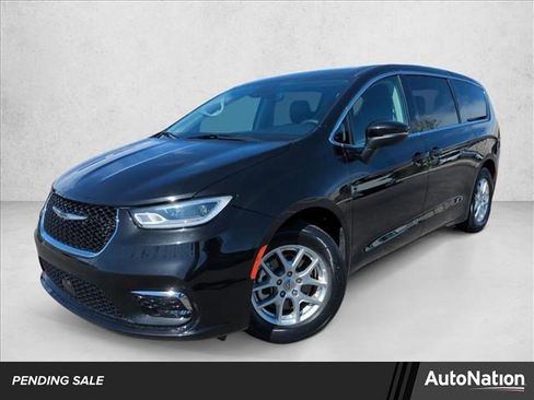 Used 2023 Chrysler Pacifica Touring-L FWD image 1