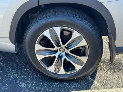 Certified 2022 Toyota Highlander XLE image 9