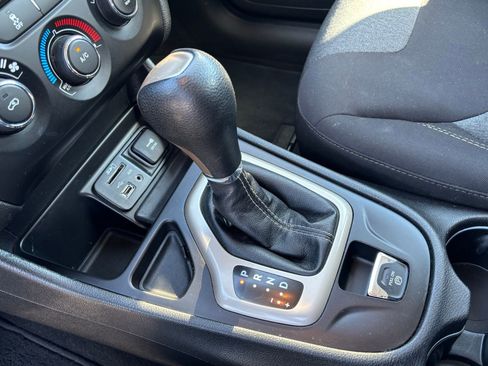 Used 2018 Jeep Cherokee Sport FWD image 17