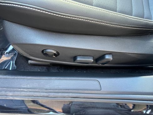 Used 2025 Volkswagen Jetta SE image 23