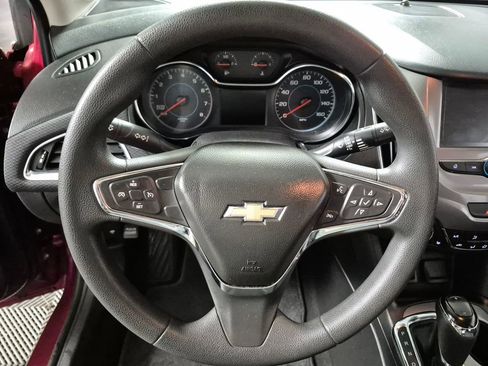 Used 2017 Chevrolet Cruze LT w/ Convenience Package FWD image 11