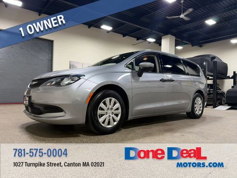 Used 2021 Chrysler Voyager L FWD image 1