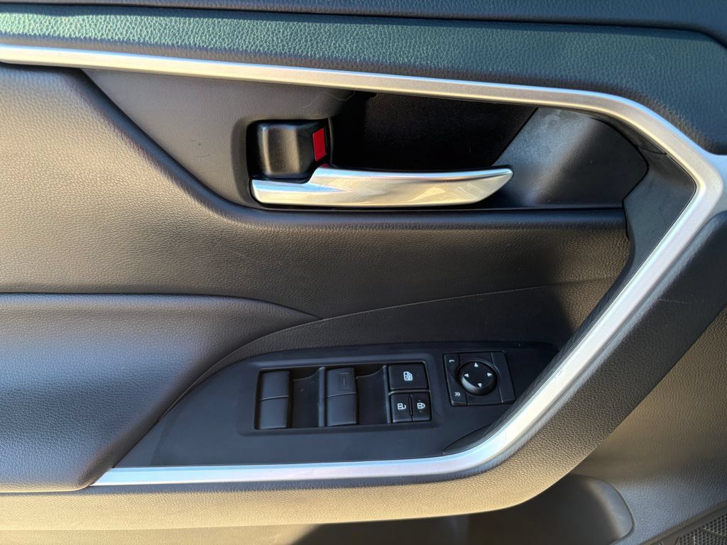 Used 2021 Toyota RAV4 XLE AWD/4WD image 13