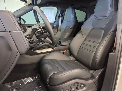 Certified 2026 Porsche Cayenne Turbo AWD/4WD image 5