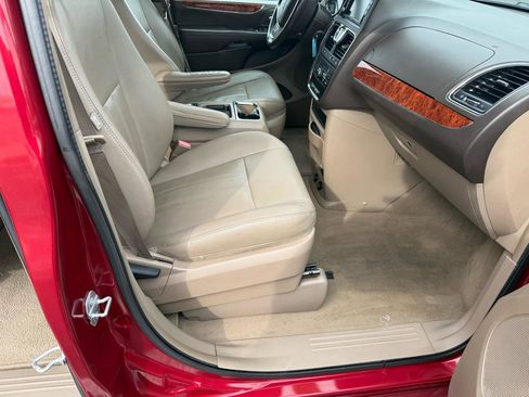 Used 2016 Chrysler Town & Country Touring image 19