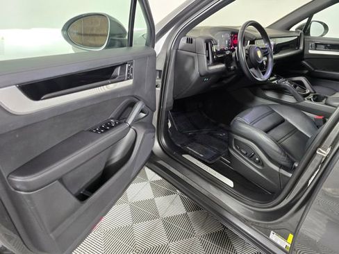 Used 2024 Porsche Cayenne image 21