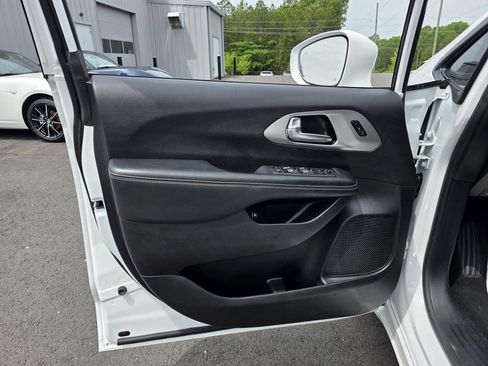 Used 2021 Chrysler Pacifica Limited w/ S Appearance Package FWD image 12