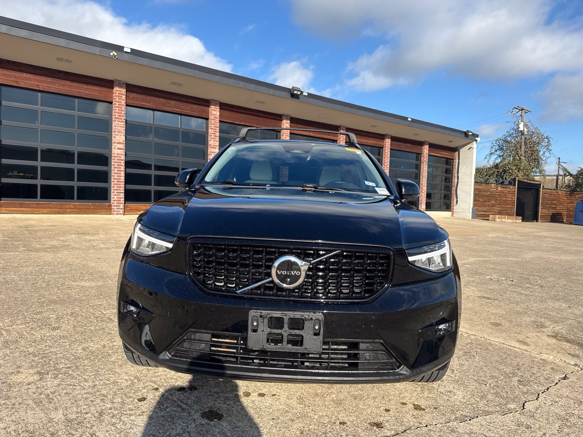 Used 2023 Volvo XC40 B5 Ultimate w/ Protection Package Premier AWD/4WD image 2
