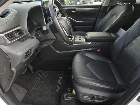 Used 2024 Toyota Highlander Limited FWD image 24