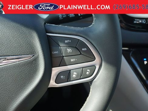 Used 2024 Chrysler Pacifica Touring-L FWD image 26