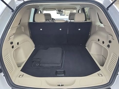 Used 2022 Jeep Grand Cherokee Laredo E image 11