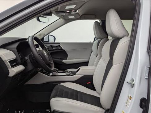 Used 2025 Mitsubishi Outlander SE image 13