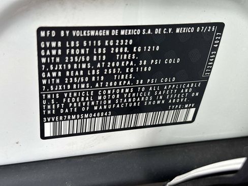 Used 2025 Volkswagen Tiguan SE AWD/4WD image 17