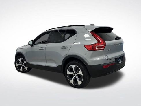 Used 2024 Volvo XC40 B5 Plus image 3