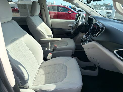 Used 2018 Chrysler Pacifica Touring Plus FWD image 8