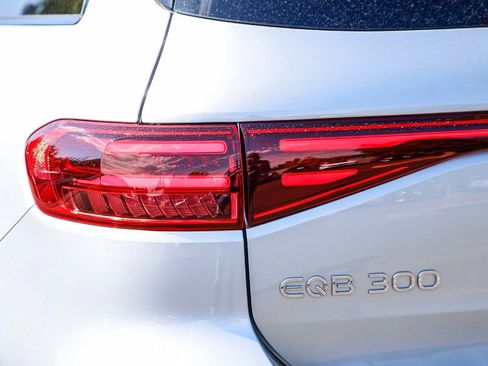 Used 2024 Mercedes-Benz EQB 300 4MATIC image 8