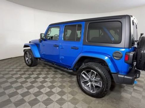 Used 2024 Jeep Wrangler Unlimited w/ Convenience Group AWD/4WD image 10