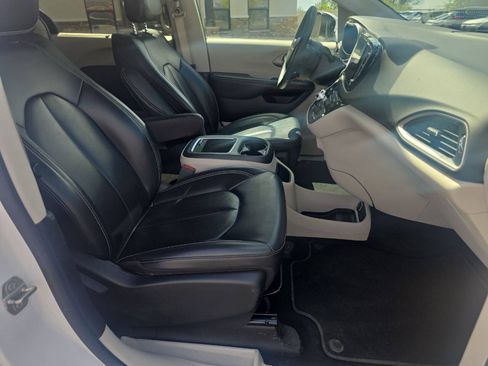 Used 2023 Chrysler Pacifica Touring-L FWD image 28