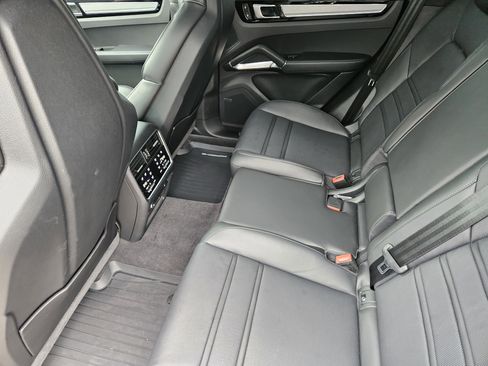 Certified 2022 Porsche Cayenne Turbo AWD/4WD image 28