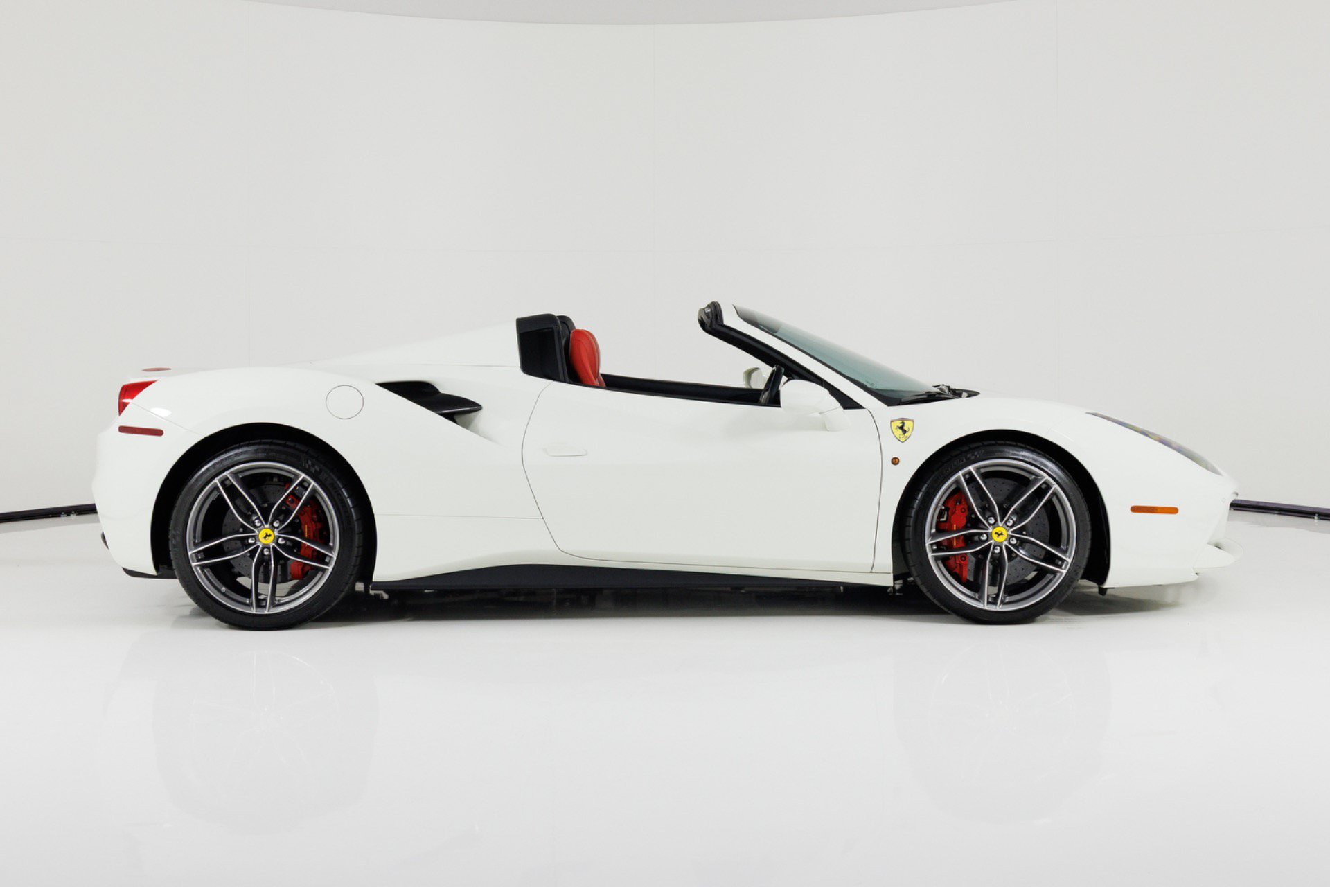 Used 2017 Ferrari 488 Spider RWD image 2