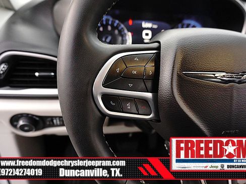 Certified 2024 Chrysler Pacifica Touring-L image 25