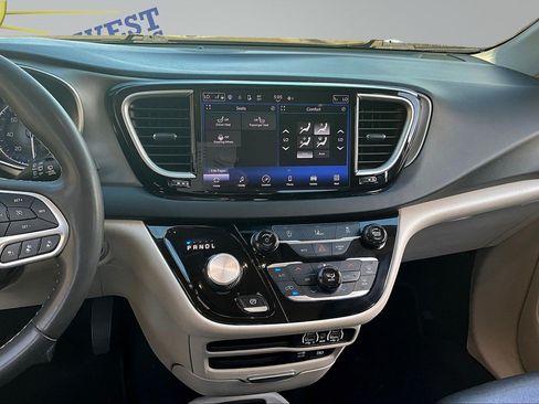 Used 2022 Chrysler Pacifica Touring-L FWD image 9