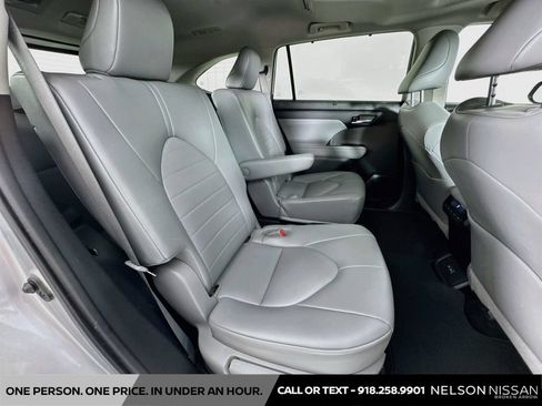 Used 2022 Toyota Highlander XLE AWD/4WD image 28