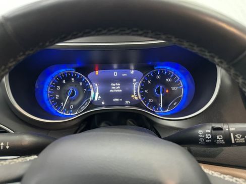 Used 2023 Chrysler Pacifica Touring-L FWD image 30