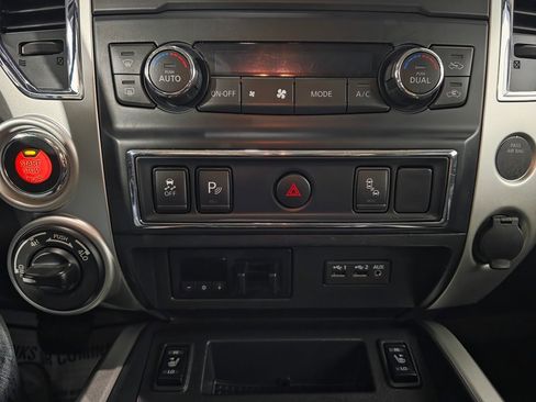 Used 2019 Nissan Titan S image 37