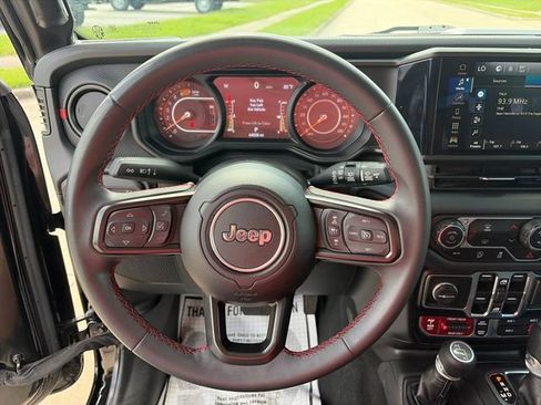 Used 2024 Jeep Wrangler Unlimited Rubicon AWD/4WD image 11