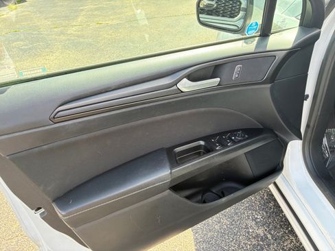 Used 2018 Ford Fusion SE w/ Equipment Group 201A FWD image 11