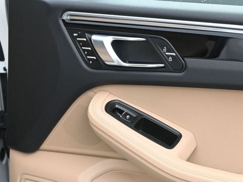 Used 2022 Porsche Macan image 12