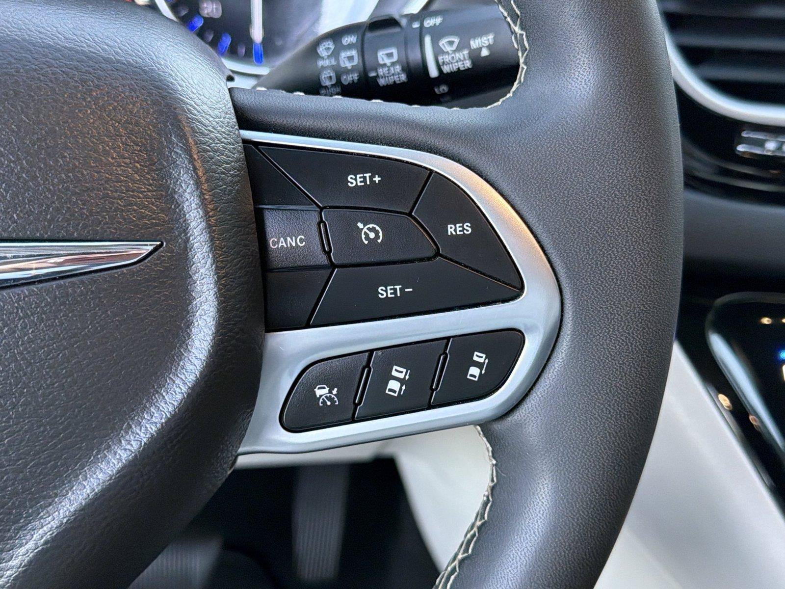 Used 2024 Chrysler Pacifica Touring-L FWD image 25