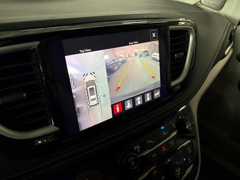 Used 2021 Chrysler Pacifica Touring-L FWD image 22